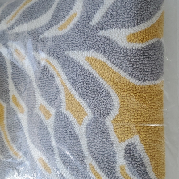 Lemieux et Cie Hooked Colombe pillow - Picture 5 of 7